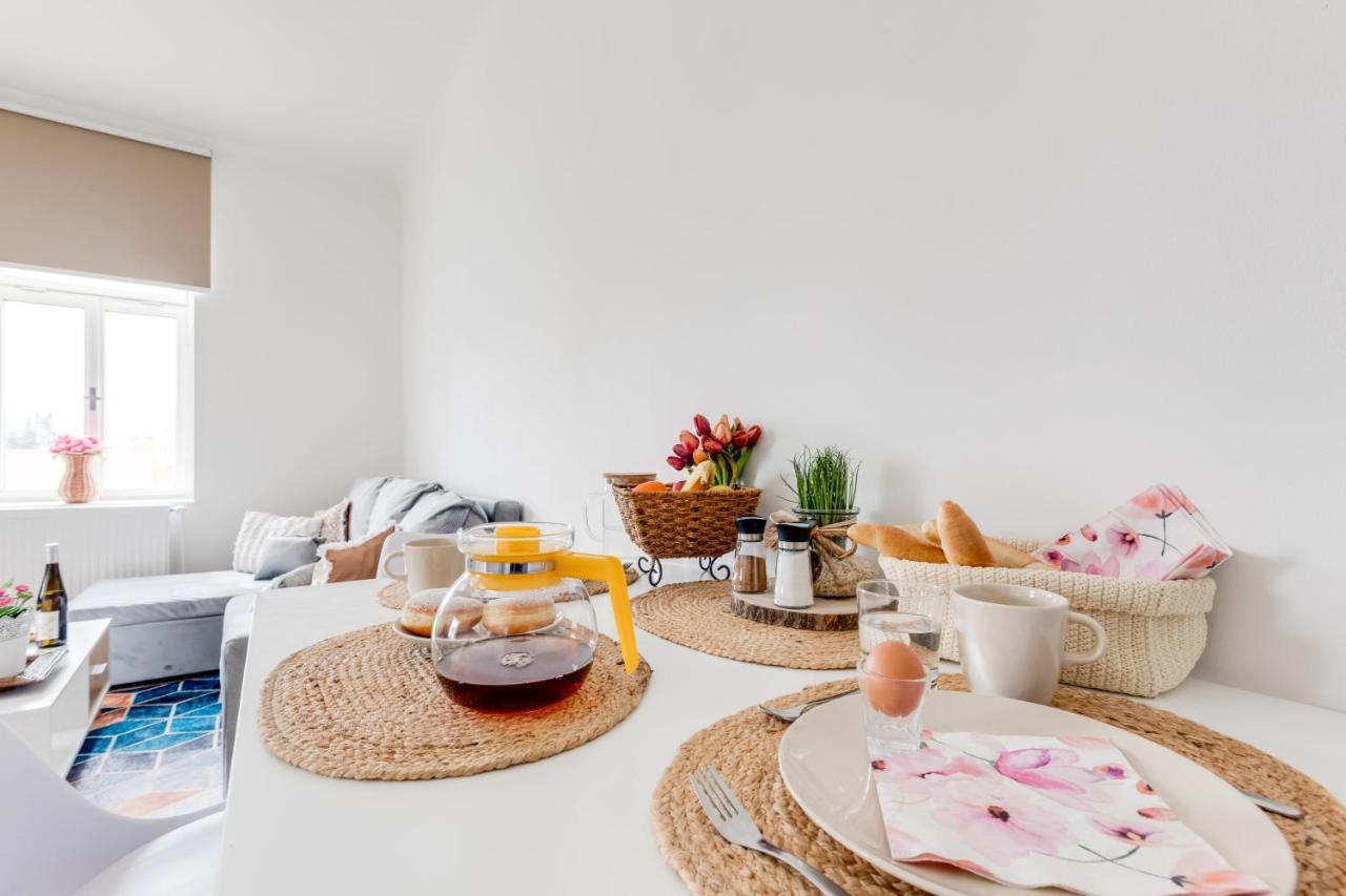 Modern, Bright And Spacious Apartment Prague Exterior photo