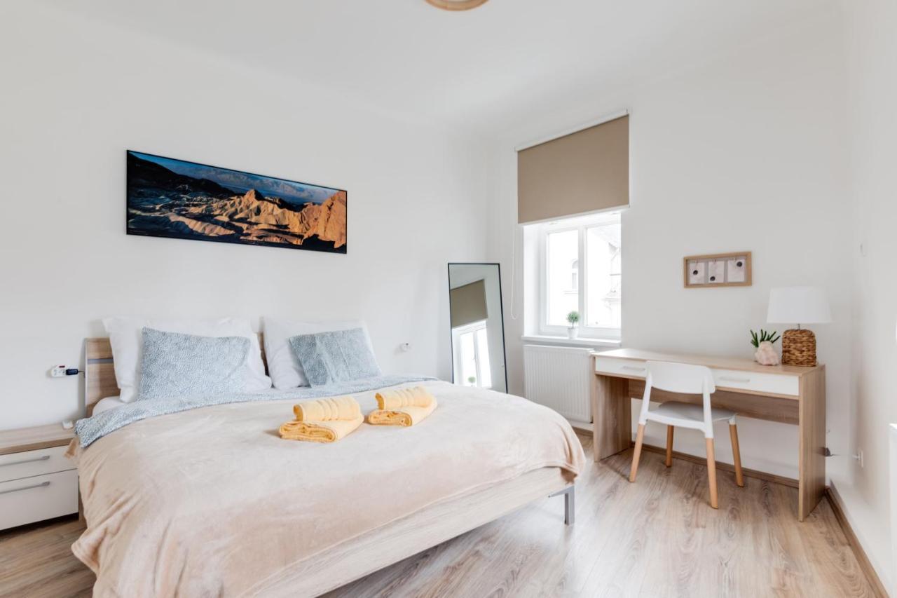 Modern, Bright And Spacious Apartment Prague Exterior photo